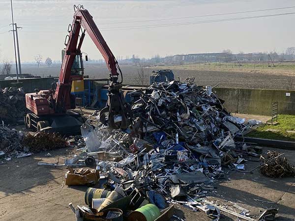 Raccolta-e-cernita-rifiuti-e-scarti-milano